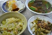 北投朝市の大衆食堂で頼んだ4品。手前左が滷白菜
