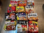 【モナミ食堂】韓国語なので読めないのですが、10種類以上あるインスタントラーメンのなかから好きなものをいただけます