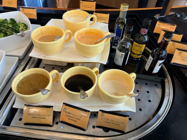 【カフェトスカ モーニングブッフェ】ドレッシングはイタリアン・和風・シーザー…沢山の種類がありました！オリーブオイルやビネガーで自分好みにカスタムも可能！