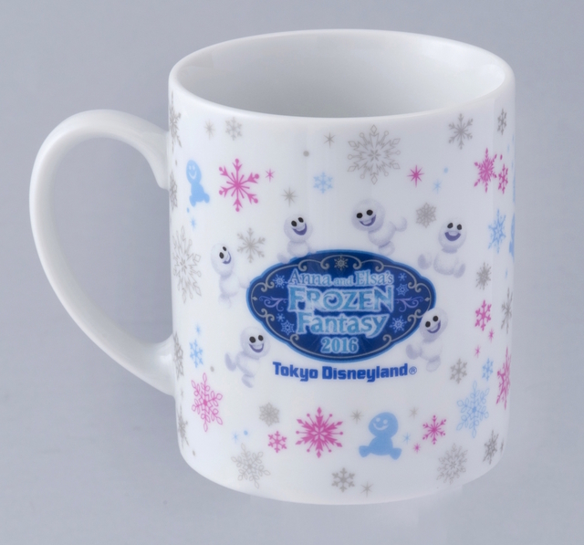 「アナとエルサのフローズンファンタジー」スペシャルグッズ マグ ¥1,500 ※お湯を注ぐと絵が変わる