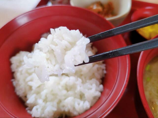 【ジョイフル 豚汁定食】ごはんも粒が立っていてちゃんとおいしいお米です