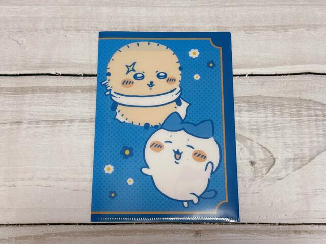 『ちいかわ』×100円ショップ新作グッズ第8弾「ちいかわ A5見開きファイル 6」ハチワレは師匠のラッコと登場。尊すぎるコンビです…！