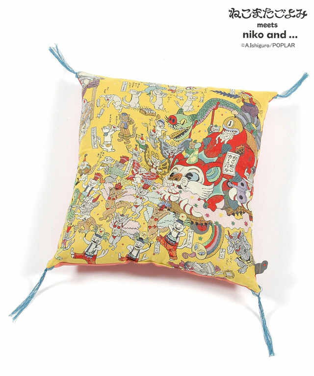 【niko and ...×ねこまたごよみ】座布団(ねこねこカーニバル)/邪気を払うとされる“角房”付き(税込4,510円)
