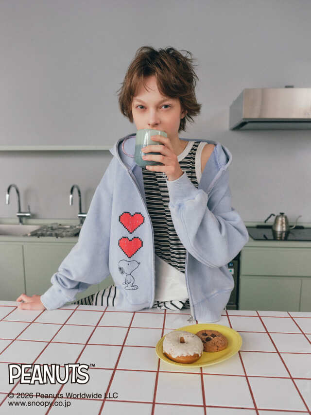 【FURFUR meats PEANUTS】「スヌーピーコラボルーズシルエットパーカー」￥19,800（カラー展開：WHT, BLK, BLU）／ルーズなシルエットのパーカーがかわいい