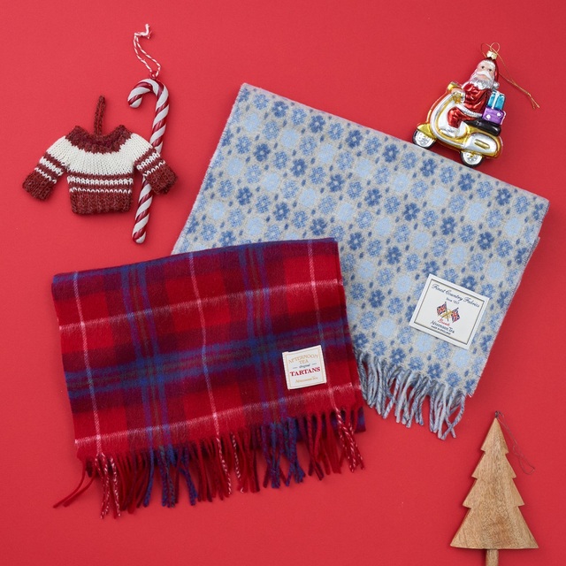 マフラー（タータンチェック） ￥4,400、マフラー（BRONTE） ￥8,690