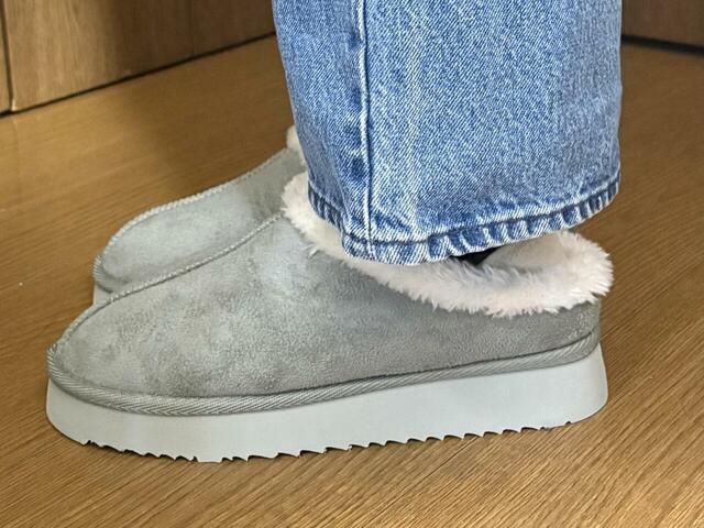 【ワークマン　レディースかかと踏めるムートン風シューズ】サイズ展開はS～LL。普段24.0cmの靴を着用している筆者はLサイズをチョイスしました