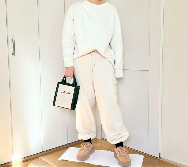 【UNIQLO スウェットカーゴパンツ】スニーカーを合わせるとカジュアルに