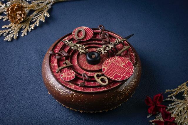 「ハーモニー ドゥ ショコラ」＜価格：9,000円（税込）＞【ホワイトピアノや時計がモチーフの芸術的なクリスマスケーキが登場♪「ザ・プリンス パークタワー東京」で予約スタート！】