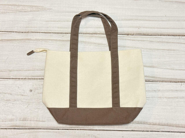 背面は装飾がないシンプルなデザイン