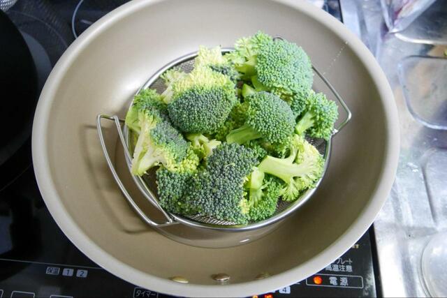 【カインズ フライパンスチーマー】食材をのせたら火をつけます