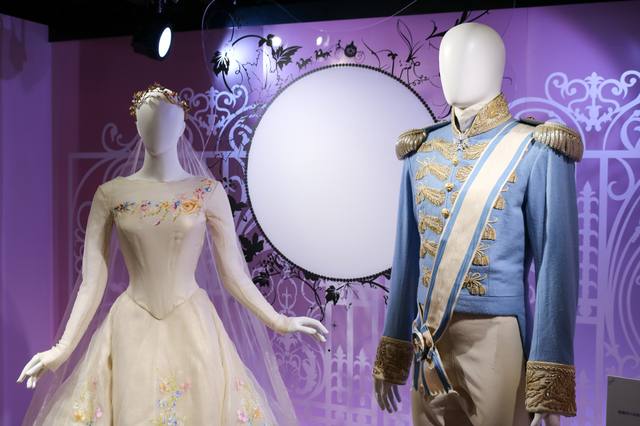 ウエディングドレスは、実際に実写版『シンデレラ』でリリー・ジェームズが着用したもの。©Disney