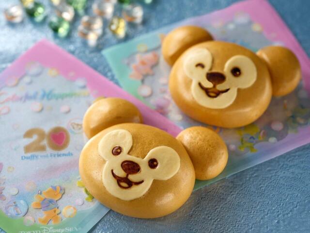 ダッフィーまん（キノコクリーム＆キャラメルクリーム） 800円｜東京ディズニーシー「ダッフィー＆フレンズ20周年：カラフルハピネス」スペシャルメニュー｜販売店舗：ミゲルズ・エルドラド・キャンティーナ｜販売開始：2025年4月8日（火）