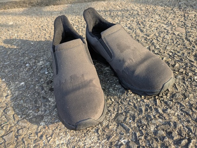 【ワークマン アーバンハイクスリッポン】1週間ほど履いてついた泥汚れも試してみたところ、ブラシで軽くこするだけで簡単に落とせました！