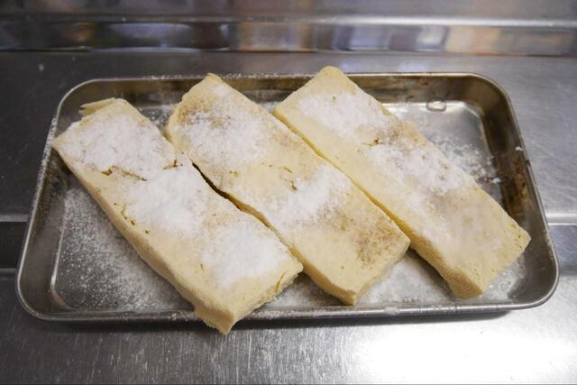 【豆腐ステーキ】両面に塩こしょうと片栗粉をまぶします