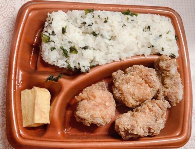 【ローソン「これが鶏竜田揚げ弁当」】唐揚げは4つでご飯にはわかめが混ざっています
