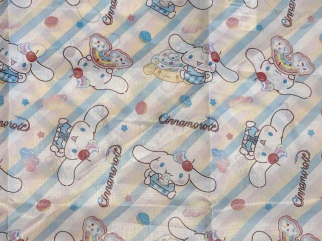 頭にホイップクリームとチェリーをのせたシナモンが、さまざまなポーズで登場♪