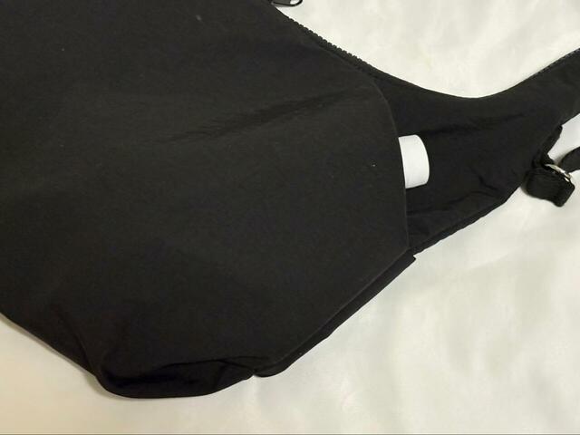 【GU ソフトナイロンクロスボディバッグ】外ポケットは両サイドに1つずつあり、500mlのペットボトルがキャップが少し見えるくらいの深さで収納できます