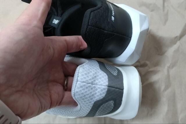 【ニューバランス ランニングシューズ E430】W413（写真上）と比較。W413はソールをはじめ、全体がメカ的で近未来的なデザインです