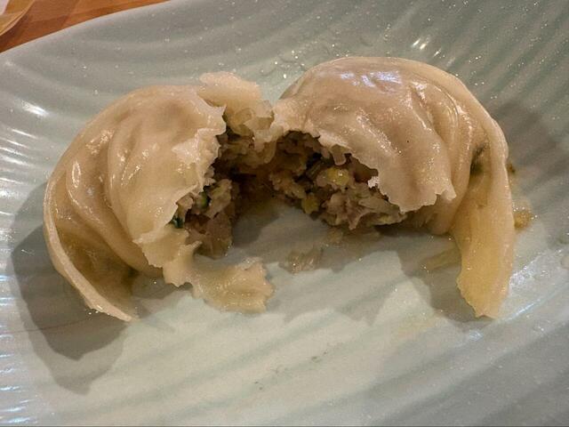 【ロピア 韓国王マンドゥ 肉の王様】パカッと割った瞬間、中からゴロッと詰まったあんが登場！豚肉、野菜、春雨がぎっしりで、皮の薄さとのコントラストが際立ちます