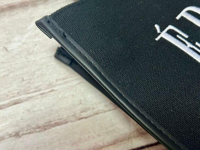 素材は綿とポリエステルの混紡。コットンキャンバス調の生地です