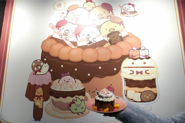 【すみっコぐらしカフェ～喫茶すみっコでチョコレートフェア～】「喫茶すみっコのケーキセット」のケーキはフェアのビジュアルをイメージしたもの