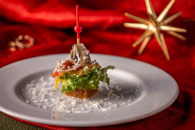 「クリスマスディナーブッフェ アミューズ」＜期間：2025年12月20日～25日＞【【新宿プリンスホテル】とろ〜り13種のチーズで冬の美食体験「ディナーブッフェ ビストロ×とろけるチーズ」開催】