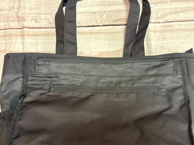 内側にもポケットがたくさん♪背面側にはファスナーポケットが1つついています