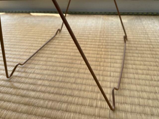 【ダイソー ワイヤーダストラック】足元は特殊な形状になっていて安定します