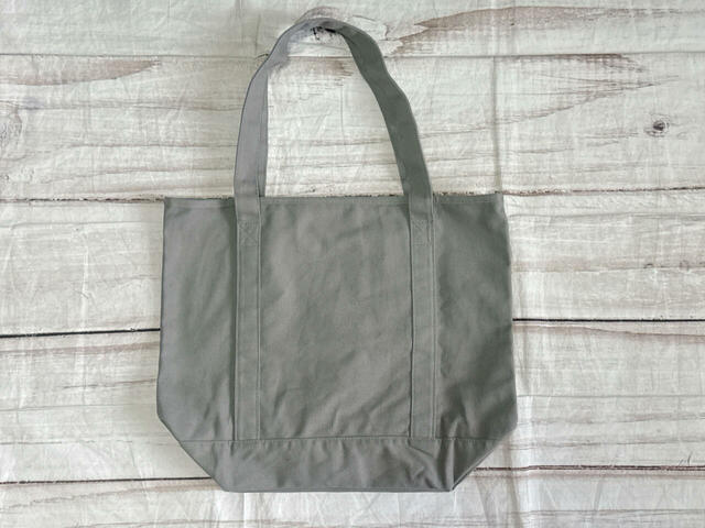 バックは装飾がないシンプルなデザイン