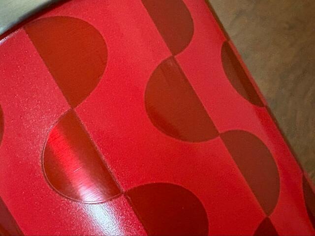 【スターバックスコーヒー　ホリデー2024ステンレスタンブラーレッド355ml】2色のレッドはどちらも光に当たるとキラッと輝きより華やかです