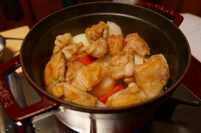 【白みそシチューの作り方9】蕪と人参が煮えたところへ鶏肉を入れる