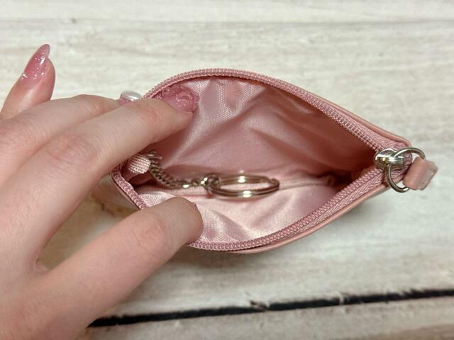 内側には鍵がつけられるキーチェーン付き！