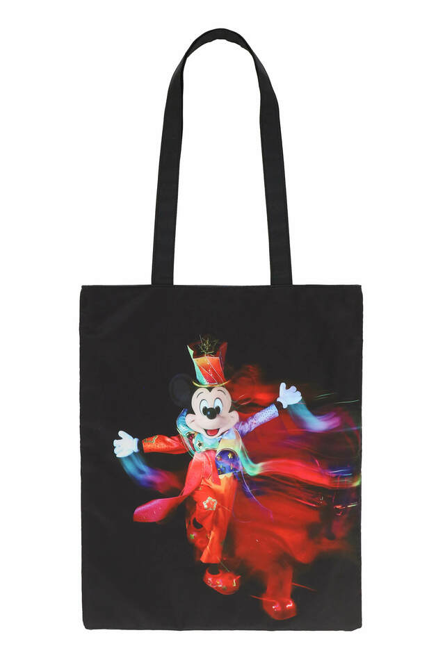 トートバッグ｜3,200円｜東京ディズニーリゾート40周年「イマジニング・ザ・マジック」奥山由之コラボグッズ｜販売店舗：東京ディズニーランド「グランドエンポーリアム」、東京ディズニーシー「エンポーリオ」｜発売日：2023年10月19日（木）