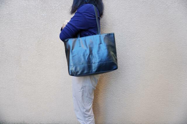 肩掛けしてみたところ【THE EDITORS　仕切り付きで整頓上手なレザー調トートバッグ】