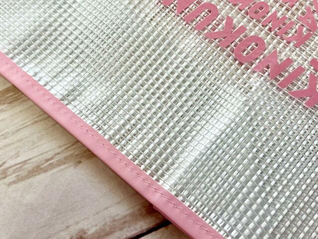 素材は塩化ビニル樹脂。格子柄のようになっている生地【紀ノ国屋】クリアミディアムバッグ　ピンク：2,200円（税込）