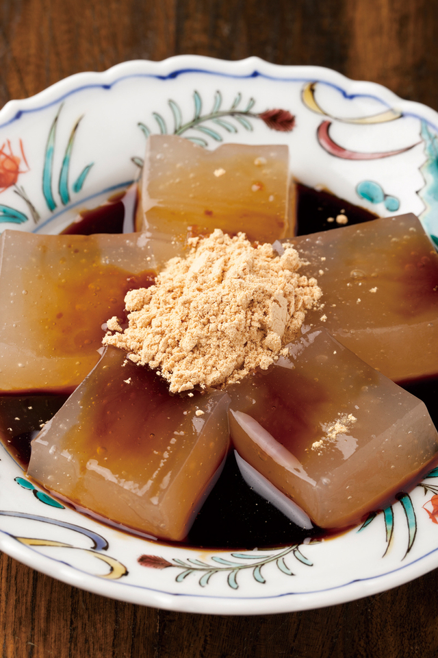 段葛 こ寿々／「わらび餅」（540円）。波照間島の黒糖から作る黒蜜がたっぷりかかった濃厚な味わい。きな粉も国産にこだわっている。