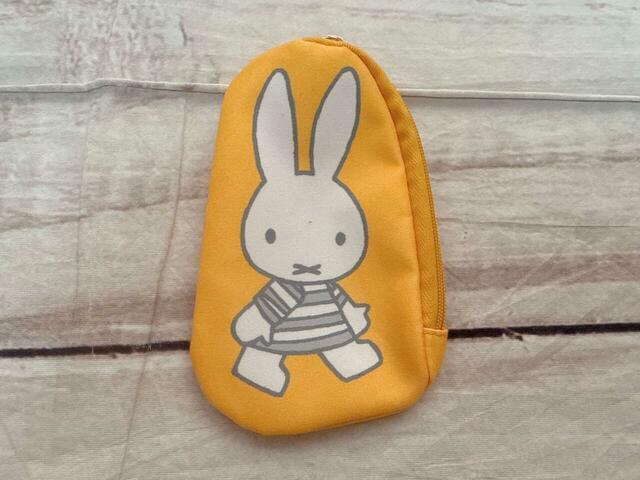 小ポーチはイエロー。ボーダーのお洋服を着たミッフィーがかわいい♪