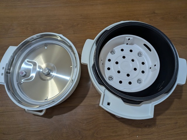 【アイリスオーヤマ 電気圧力鍋 4.0L】蒸し調理用のカゴがついているのも便利なポイント◎