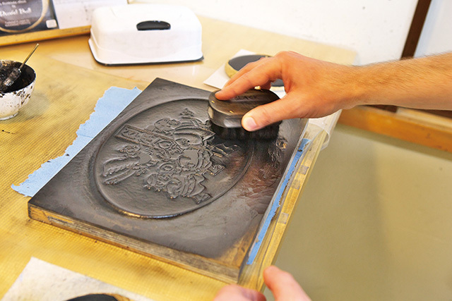 版画体験のプロセス3「重ね&摺り」 最後に主版(おもはん)という輪郭となる黒をずれないように気を付けてながら重ねていく。