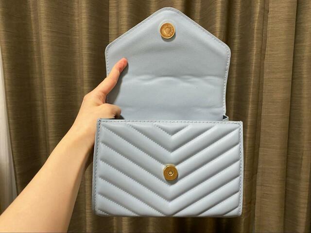 【SHEIN⠀ミニ シェブロン キルティング フラップ スクエアバッグ】ボタンは上品なゴールド