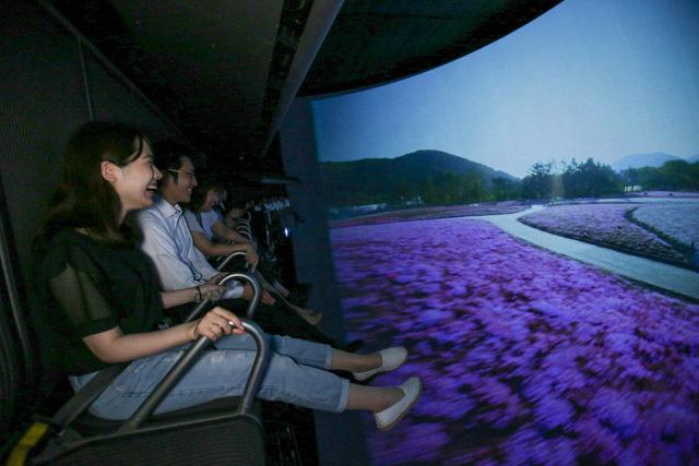 富士急ハイランド「富士飛行社」