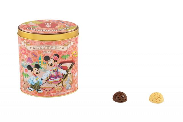 チョコレートクランチ 1,200円｜内容量：24個（ミルク12個、きなこ12個）｜東京ディズニーリゾート お正月グッズ2023｜販売店舗：東京ディズニーランド「ディズニー＆カンパニー」、東京ディズニーシー「ヴァレンティーナズ・スウィート」｜発売日：2022年12月1日（木）