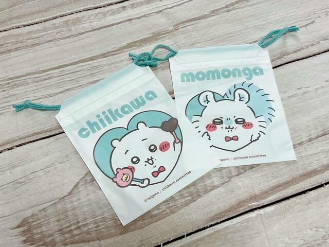 1点につき2P入り。絵柄は異なり、こちらはちいかわ＆モモンガの組み合わせ