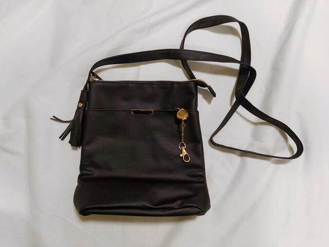 ICカードケースなどを取り付けられる「リールストラップ」付き