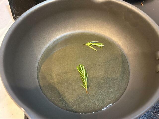 【コストコ シーフードアヒージョ】ローズマリーで香りを出しましょう♪余ったオイルも絶品なので、バゲットを忘れずに♪