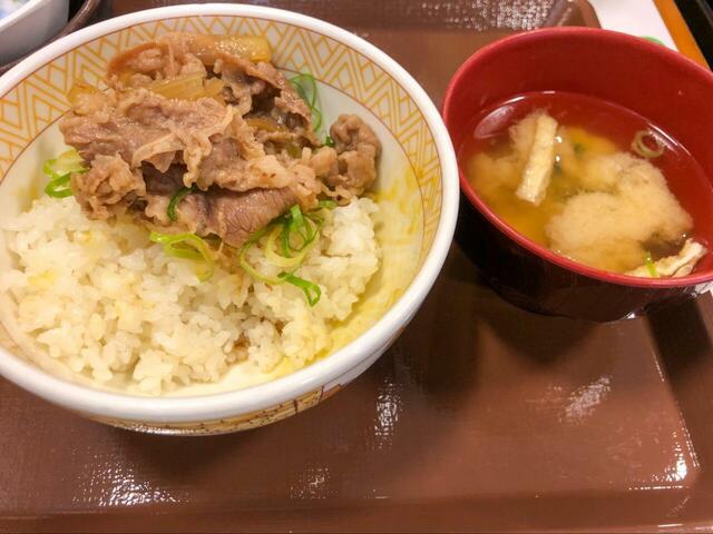 【すき家 牛まぜのっけ朝食】ある程度食べたら牛小鉢をご飯に乗せて牛丼風に味変