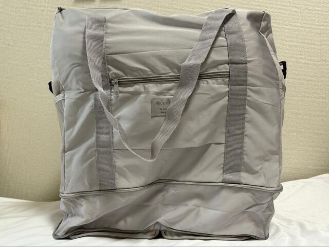 【3COINS 《3WAY》キャリーオン折りたたみバッグ】バッグの下のファスナーを開くと縦の長さがプラス10cmになり、容量がUPします！