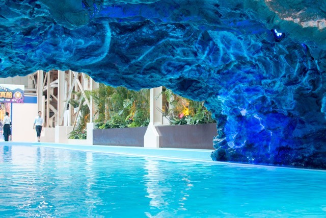 幻想的なアクアリウムシーケーブ。クラゲがライトアップされている