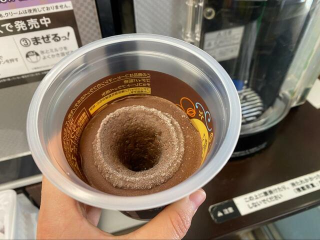 【ファミリーマート×GODIVA フラッペ】店内でフタを開けると…？