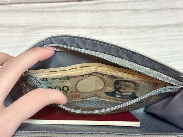 メッシュポケットには紙幣を収納。折らずに入れられるのがうれしいポイント！